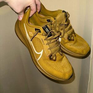 Nike Air Zoom Pegasus 40 running shoe in "Bronzine" men’s size 11